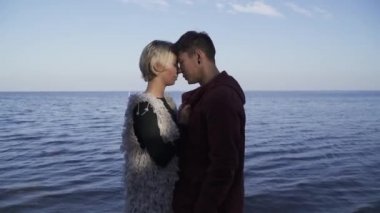 Asya'ya ait adam ve sevimli beyaz kız açık havada sohbet. Irklararası çift açık havada tarihi.