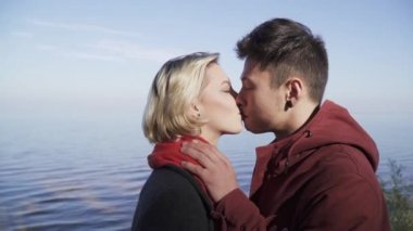 Açık havada çok etnik çift öpüşme portresi. Adam ve kız bir tarihi açık havada. Rahat kıyafet güzel ırklararası çift doğada rahatlatıcı ve birlikte vakit. İhale arasındaki ilişki