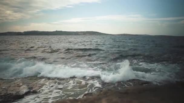 破壊石の海の波の様子石海岸の波 岩の多い海岸を波が洗ってください — ストック動画