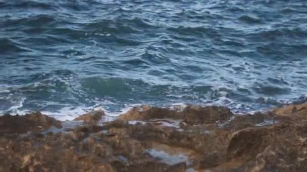 Marés brancas colidem contra as pedras e formando espuma do mar . — Vídeo de Stock