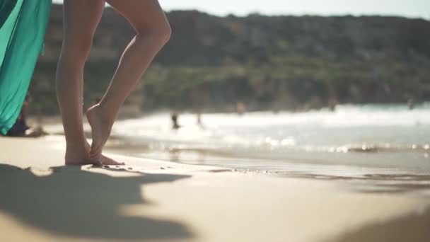 Kadın çıplak ayakları ıslak kum plaj üzerinde yürüme. Kadın bacaklar bir tatil beldesi güneşe poz. — Stok video