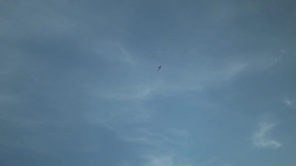 Пассажирский самолет, летящий высоко в безоблачном голубом небе . — стоковое видео