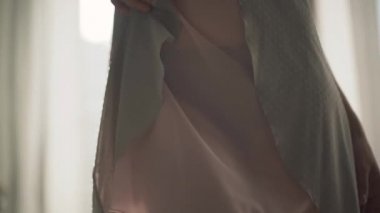 Şeffaf bir Geceliği vücudunu okşayarak oynak kız.