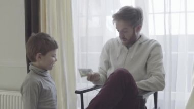 Baba ile çocuk kabul eder. Babası onun küçük oğlu cep harçlığı için verir. Baba-oğul ilişkisi.