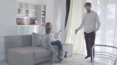 Genç savunarak ebeveynler ve farklı odalarına dağıttı. Korkmuş ve zararına çocuktur. Koca öfkeyle sonra çıkış yapan eşi görünüyor ve yemin ediyor. Aile ilişkileri. Ailevi sorunlar. Ağır çekim.
