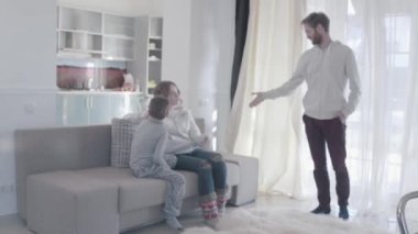 Genç savunarak ebeveynler ve farklı odalarına dağıttı. Koca öfkeyle sonra çıkış yapan eşi görünüyor ve yemin ediyor. Korkmuş ve zararına çocuktur. Aile ilişkileri. Ailevi sorunlar. Ağır çekim.