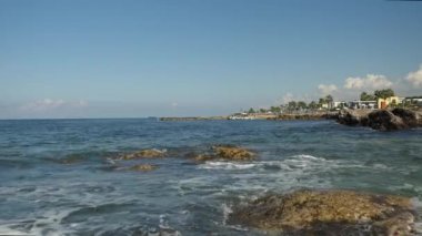 Kıbrıs'ta huzursuz deniz. Dalgalar deniz köpüğü oluşturma taşlar hakkında çökmesini. Küçük adada ısmarlayarak