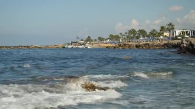 Kıbrıs'ta huzursuz deniz. Dalgalar deniz köpüğü oluşturma taşlar hakkında çökmesini. Küçük adada ısmarlayarak.