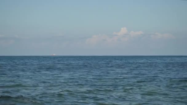 Timelapse av pittoresk utsikt över horisonten över blått kristallklart vatten med stilig vit segelfartyg. — Stockvideo