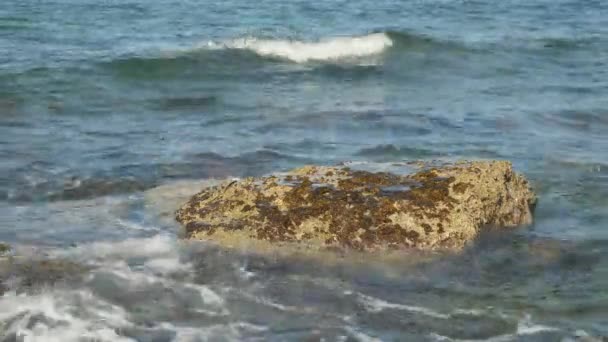 Fale rozbijające się na kamieniach, tworząc morskiej piany. Niespokojne morze na Cyprze. — Wideo stockowe