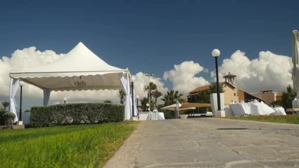 Bufet v bílé barvě, čeká na hosty ve větrném slunečného počasí na oslavu sváteční venku — Stock video