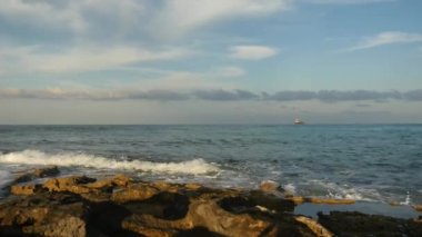 Küçük yük gemi yelken deniz, büyük dalgalar sıçrama taşı, kapak ve köpük oluşturmak