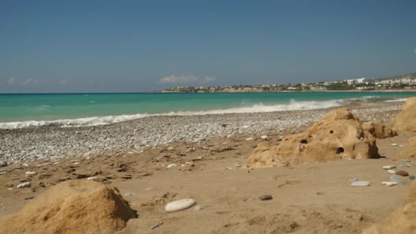 Espuma creada por aguas cristalinas azules en la costa del mar Mediterráneo en el fondo del paisaje de la ciudad — Vídeos de Stock