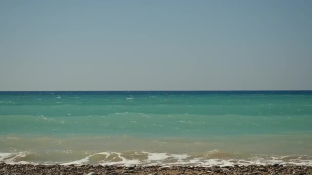 Μικρά κύματα που σκάνε άδειο παραλία δημιουργώντας αφρό της θάλασσας. Κύπρος ακτή θερινή ημέρα. — Αρχείο Βίντεο
