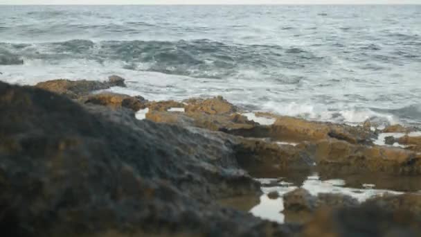 Espalhando ondas de ciprus pitoresco acidente de mar na rocha, criando um monte de espuma beatiful — Vídeo de Stock