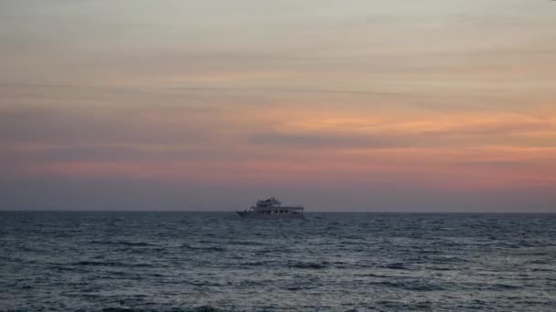 Navio solitário velejar pelo mar Mediterrâneo interminável ondulante à noite, complementando a maravilhosa paisagem — Vídeo de Stock