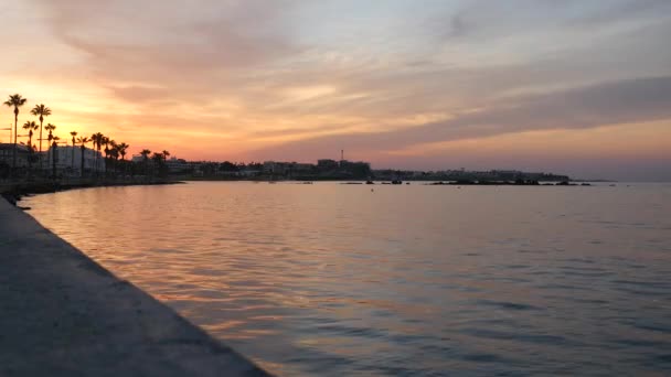 Vacker kväll vid havet med underbara landskap av staden och porlande klart vatten och färgglada sky — Stockvideo
