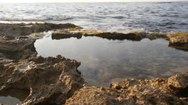 Güzel mineral formu sığ sularda büyük sıçrama ve köpük oluşturmak hangi Akdeniz dalgalar kazasında kayalar