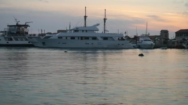 Muelle con hermosos yates blancos en una pequeña ciudad en una isla en el Mediterráneo . — Vídeos de Stock