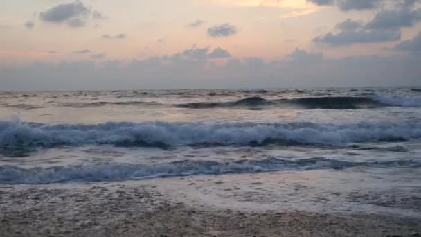 Prachtig zeegezicht met kleurrijke bewolkte hemel en extreem grote golven die enorme spatten en schuim maken — Stockvideo