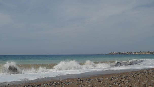 Espuma que cria pela água azul na costa do mar Mediterrâneo no fundo da paisagem da cidade — Vídeo de Stock