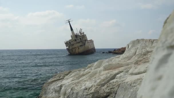 Navio à terra ao largo da costa de Chipre Navio quebrado encalhado ao largo da costa rochosa . — Vídeo de Stock