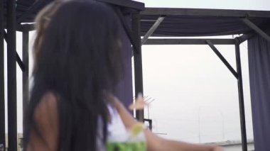 Dudaklar gülümseyen sevimli bir kız portresi. Harika gözleri açık eğlence ile güzel esmer.