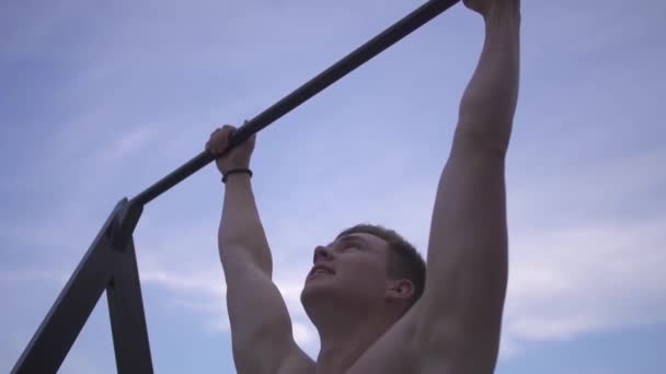 Sporty Attrective Naked Guy Pulls Himself Horizontal Bar Outdoor Background — Stock Video