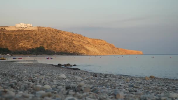 Azuurblauwe zee en een lege stenige strand op de achtergrond van de pittoreske eiland Cyprus. — Stockvideo