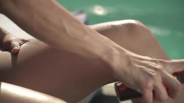 Kvinna händer sätta sun spray för hennes ben ömt närbild. Flickan förbereder sig för att sola. — Stockvideo