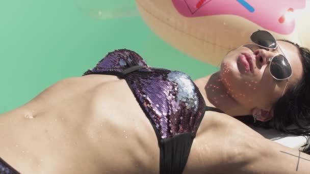 Ganska ung kvinna med perfekt kropp Solar i perfekta kostym. Fritid i söt dam i en bikini och solglasögon. — Stockvideo
