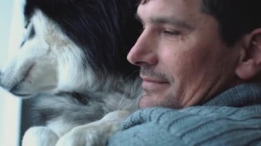 Holding Siberian dış yapraklar pencereden dışarı bakarak, onun düşüncelerle ve rüya eller adam portresi kapatın