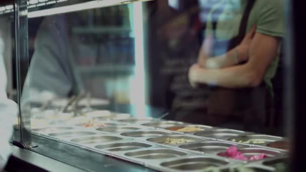 Meisje Jongen Kwam Aan Het Glas Vitrine Vitrine Met Ingrediënten — Stockvideo