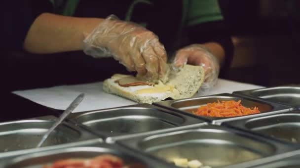 Kuchenka w jednorazowe rękawiczki kładzie jaj do-it-yourself roll biorąc składniki z vitrine lodówki — Wideo stockowe