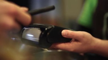 Erkek el mobil ödeme restoranda yemek ve içecekler için ödeme kullanarak yakın çekim çekim