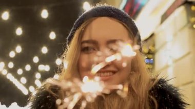 Maytap elinde olan neşeli kadın portresi kapatın. Sparks Scatter farklı yönlere