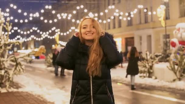 Schöne Mädchen Einer Winterjacke Steht Auf Dem Hintergrund Eines Blinkenden — Stockvideo