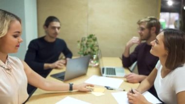Neşeli Öğrenci Grup sohbet ve kolej Cafe alanı içinde birlikte çalışma