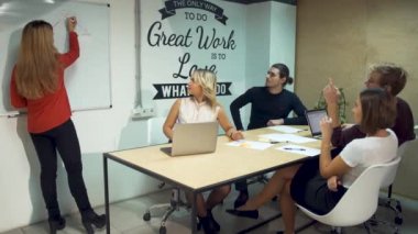 Grafikler ve büyük veri trendy paylaşılan Ofis mekanları kullanarak finansal raporu tartışıyor boardroom masada toplantı iş adamları