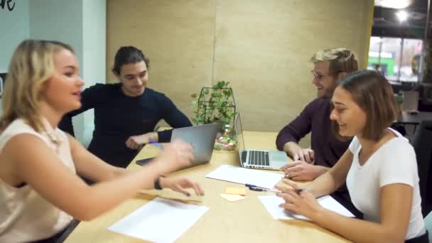 Des personnes élégantes assises à la table de conférence et discutant énergiquement des plans d'affaires quotidiens . — Video