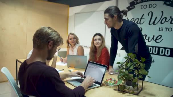 Petite équipe de jeunes entrepreneurs prospères qui travaillent dur sur une nouvelle start-up et discutent de nouvelles idées dans la salle de réunion du bureau 
