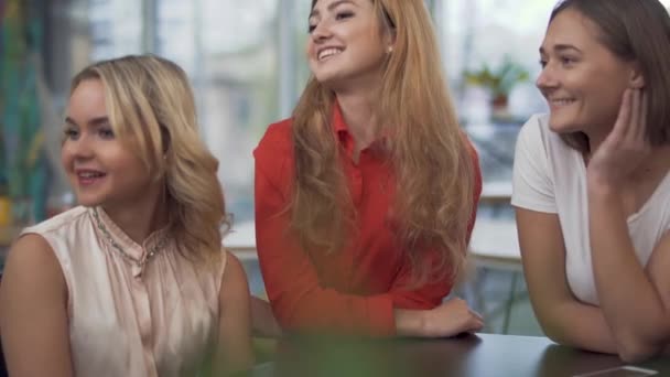 Tres Novias Juguetonas Saludando Sonriendo Una Manera Amistosa — Vídeos de Stock