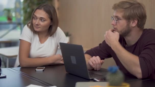 Twee collega's luisteren serieus en aandachtig naar hun leider praat over het nieuwe concept van de onderneming — Stockvideo