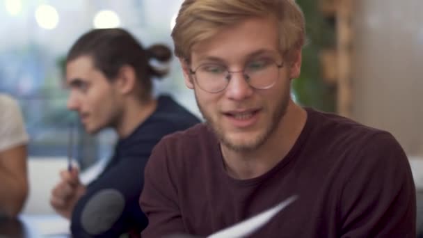 Membre de l'équipe est nerveux et jure en raison de la proposition pour le développement de la société écrite sur la feuille 