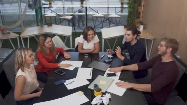 Équipe d'affaires travaillant au bureau loft à la mode. Un groupe de jeunes met la paume au centre . — Video