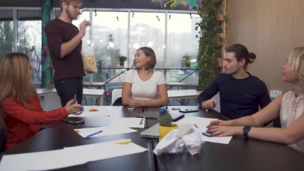 L'équipe amicale est très heureuse de résoudre le problème et drôle membre joyeux jette pop-corn sur les collègues 