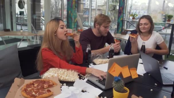 Medewerkers Tijdens Pauze Zitten Aan Tafel Eten Van Pizza Drinken — Stockvideo