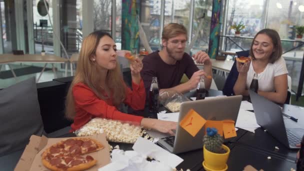 Le jeune chef d'équipe a interdit à un collègue de travailler derrière un ordinateur portable pendant la pause et l'a fermé, puis ils ont cliqué sur des bouteilles de pepsi 