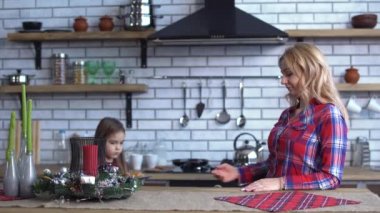 Kahvaltı ile sevimli yardım anne. Anne ve kızı birlikte mutfakta.