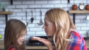 Kaygısız Genç Anne ve kızı mutfakta kandıramazsın. Anne ve çocuk birlikte eğlenin.